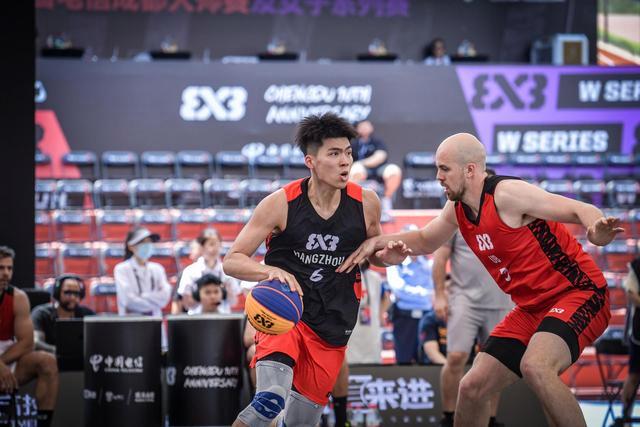 篮球选手在国际赛事中展现顶级技艺